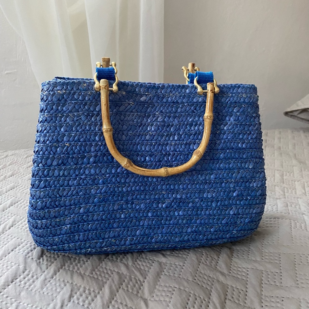 Very cute basket weave purse with wood handles.